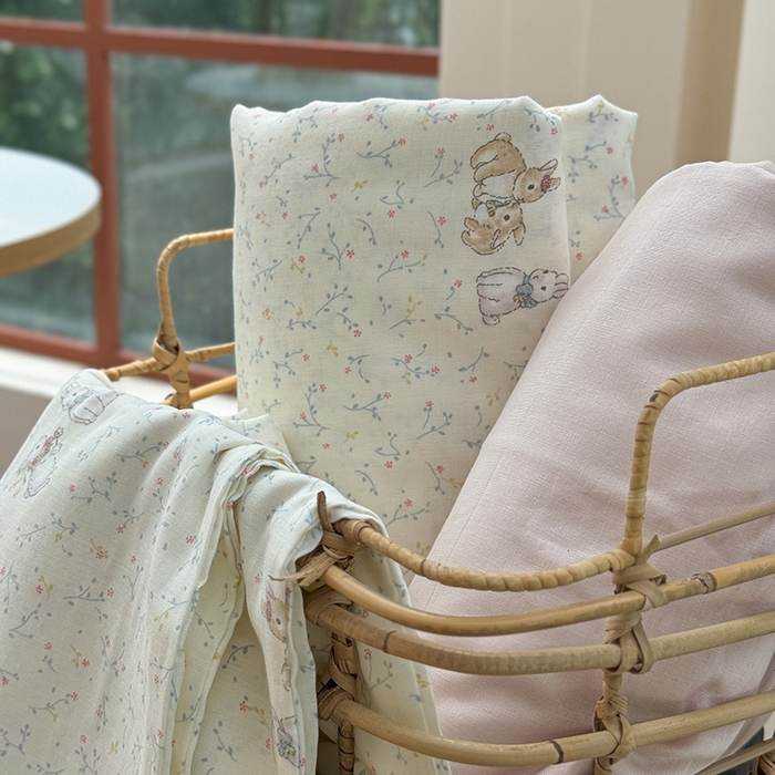 91家纺网 家纺一手货源 找家纺 麦伦 2024春夏新品全棉有氧双层纱印花系列四件套-叠拍图（2） 花枝兔