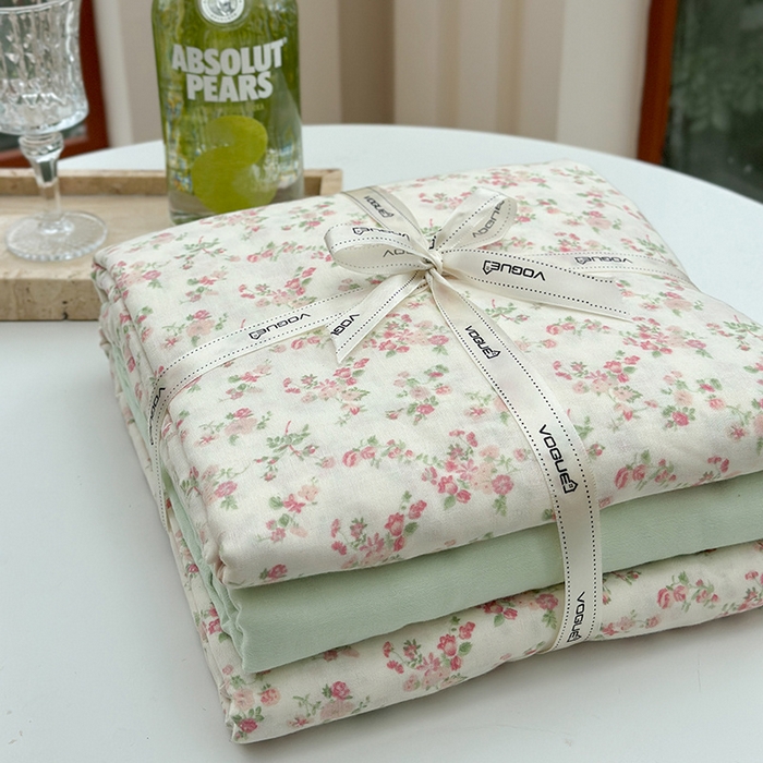 91家纺网 家纺一手货源 找家纺 麦伦 2024春夏新品全棉有氧双层纱印花系列四件套-叠拍图（2） 瑰夏