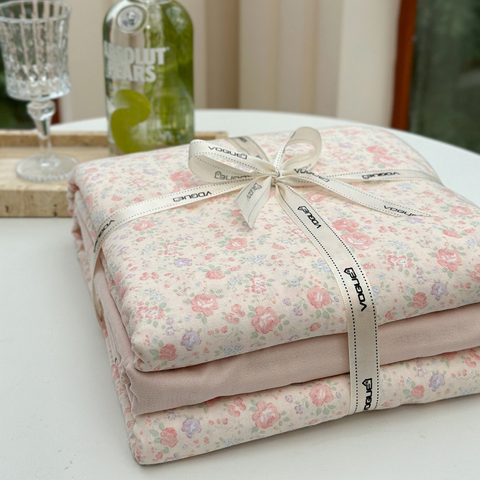 91家纺网 家纺一手货源 找家纺 麦伦 2024春夏新品全棉有氧双层纱印花系列四件套-叠拍图（2） 德花园粉