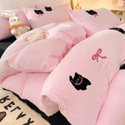 91家纺网 家纺一手货源 找家纺 阿曼达 2024新款ins博主风超甜酷美少女粉系黑猫软糯糯水洗m毛巾绣纯色双拼四件套 粉系黑猫-粉