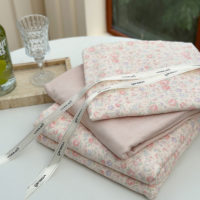 91家纺网 家纺一手货源 找家纺 麦伦 2024春夏新品全棉有氧双层纱印花系列四件套-叠拍图（2） 德花园粉