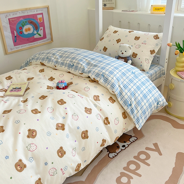 91家纺网 家纺一手货源 找家纺 绵庭家纺 2024新款全棉印花学生季宿舍三件套 草莓萌熊