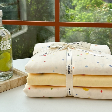 91家纺网 家纺一手货源 找家纺 麦伦 2024春夏新品全棉有氧双层纱印花系列四件套-叠拍图（2） 蜡笔画