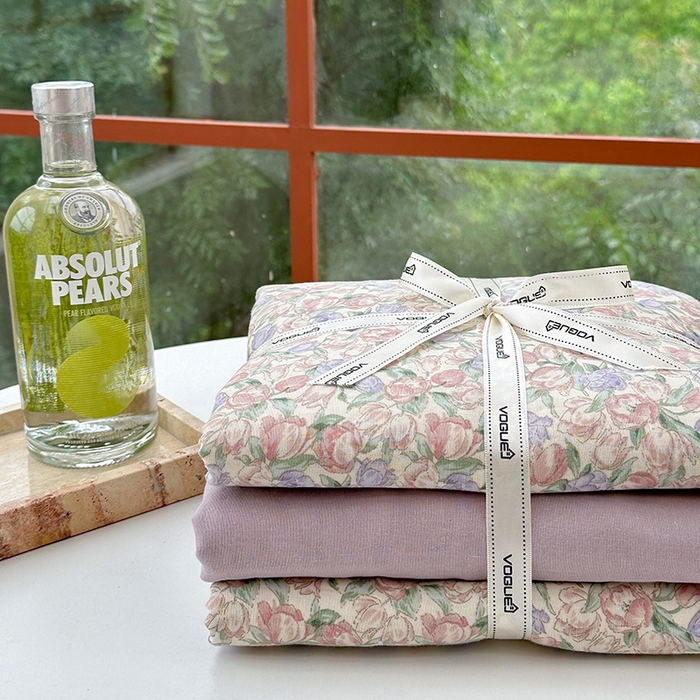 91家纺网 家纺一手货源 找家纺 麦伦 2024春夏新品全棉有氧双层纱印花系列四件套-叠拍图（2） 粉郁