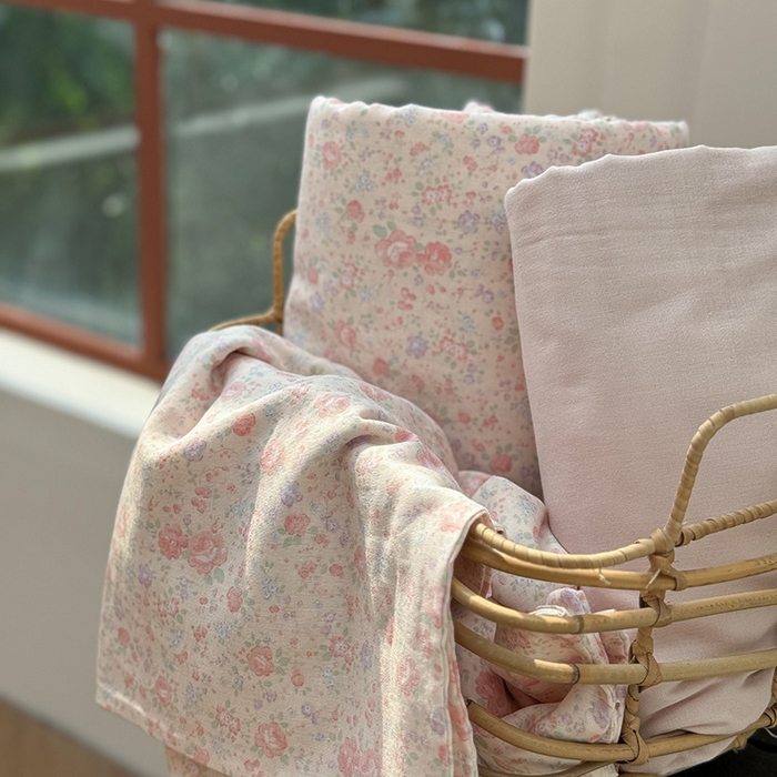 91家纺网 家纺一手货源 找家纺 麦伦 2024春夏新品全棉有氧双层纱印花系列四件套-叠拍图（2） 德花园粉