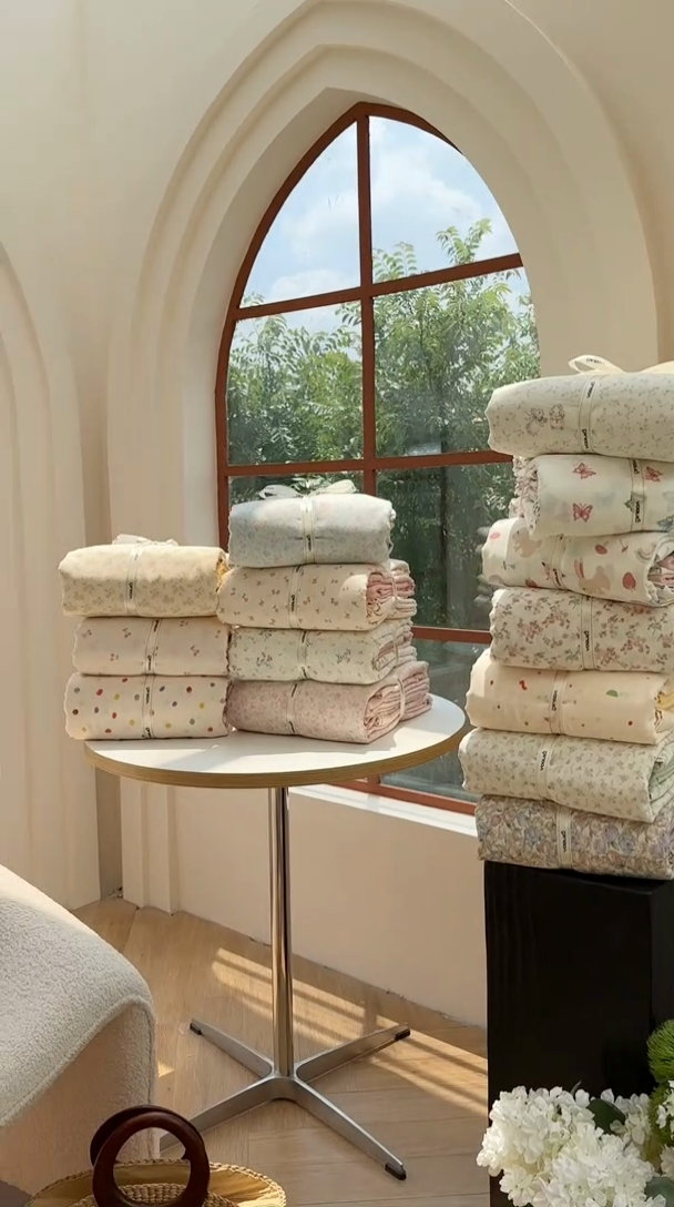 91家纺网 家纺一手货源 找家纺 麦伦 2024春夏新品全棉有氧双层纱印花系列四件套-叠拍图（2） 南瓜