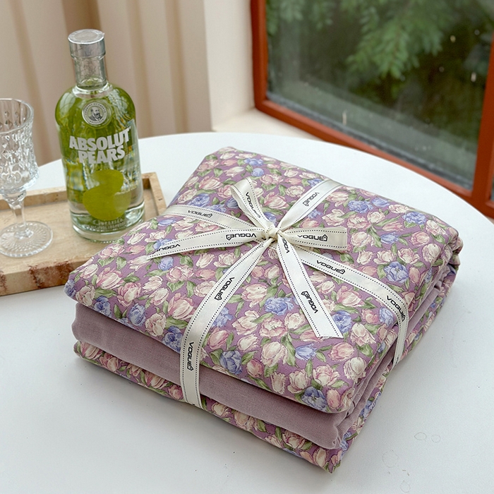 91家纺网 家纺一手货源 找家纺 麦伦 2024春夏新品全棉有氧双层纱印花系列四件套-叠拍图（2） 紫郁