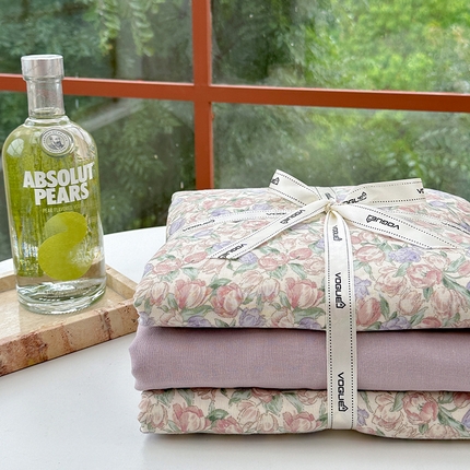 91家纺网 家纺一手货源 找家纺 麦伦 2024春夏新品全棉有氧双层纱印花系列四件套-叠拍图（2） 粉郁