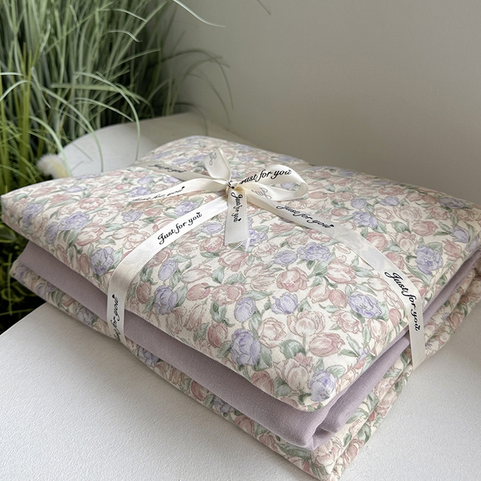 91家纺网 家纺一手货源 找家纺 麦伦 2024春夏新品全棉有氧双层纱印花系列四件套-叠拍图（2） 粉郁