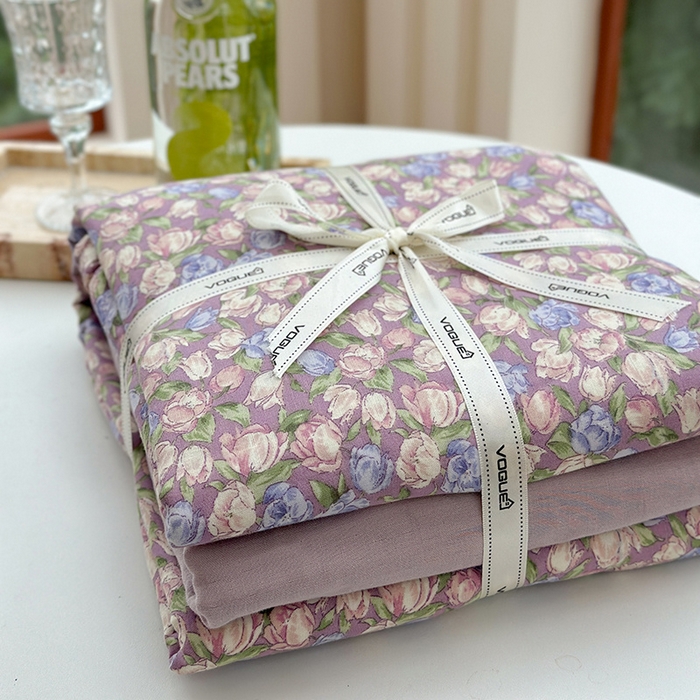 91家纺网 家纺一手货源 找家纺 麦伦 2024春夏新品全棉有氧双层纱印花系列四件套-叠拍图（2） 紫郁