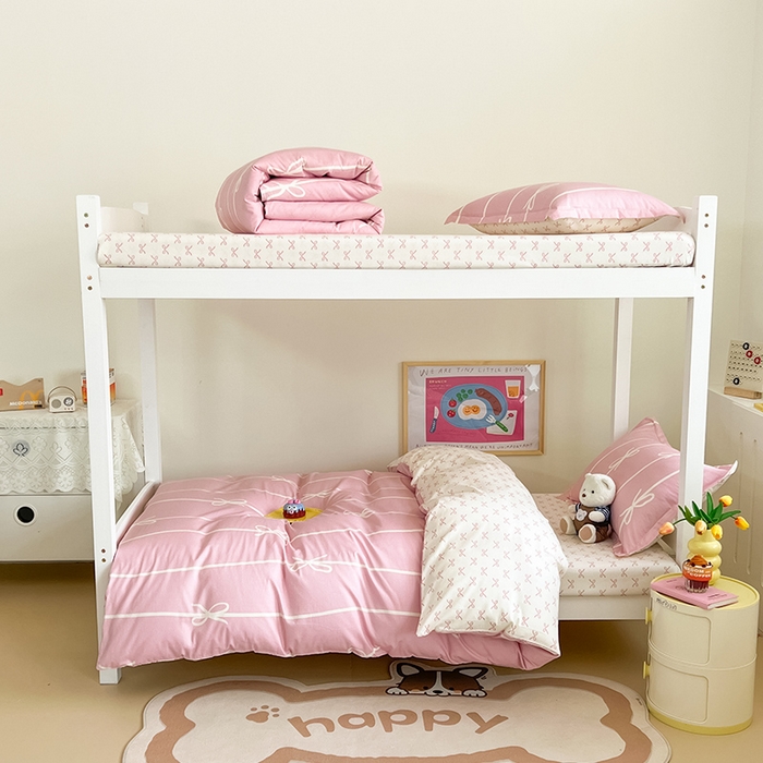 91家纺网 家纺一手货源 找家纺 绵庭家纺 2024新款全棉印花学生季宿舍三件套 芭蕾竖条结  粉