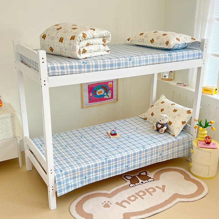 91家纺网 家纺一手货源 找家纺 绵庭家纺 2024新款全棉印花学生季宿舍三件套 草莓萌熊