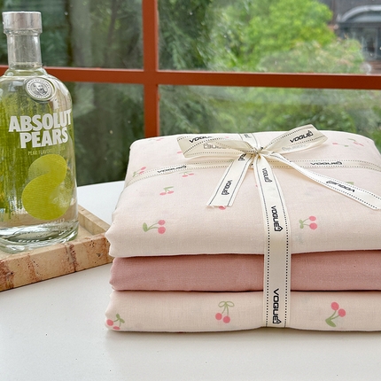 麦伦 2024春夏新品全棉有氧双层纱印花系列四件套-叠拍图（2） 小樱桃粉