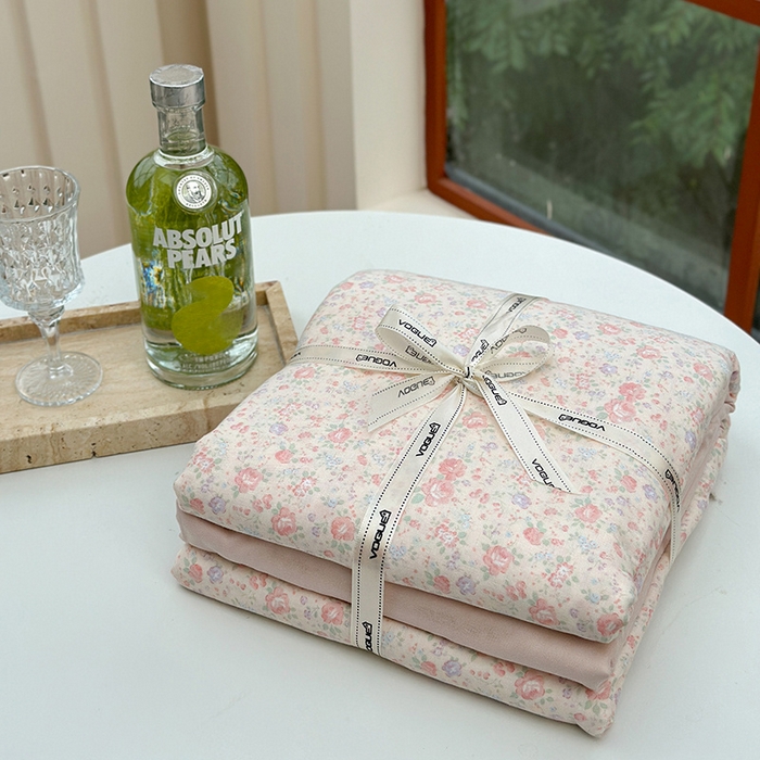 91家纺网 家纺一手货源 找家纺 麦伦 2024春夏新品全棉有氧双层纱印花系列四件套-叠拍图（2） 德花园粉