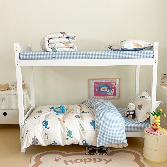 91家纺网 家纺一手货源 找家纺 绵庭家纺 2024新款全棉印花学生季宿舍三件套 恐龙乐园