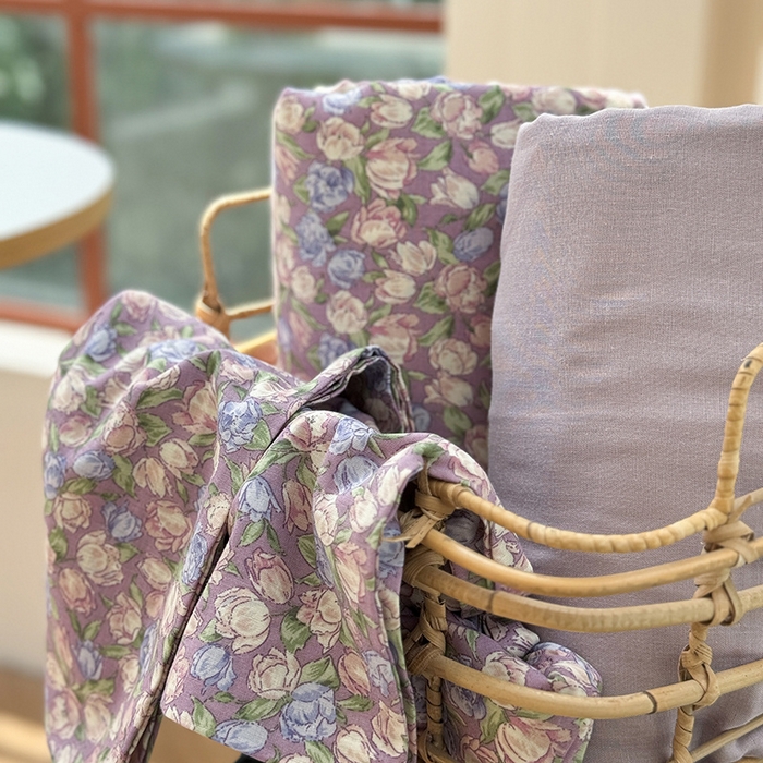 91家纺网 家纺一手货源 找家纺 麦伦 2024春夏新品全棉有氧双层纱印花系列四件套-叠拍图（2） 紫郁