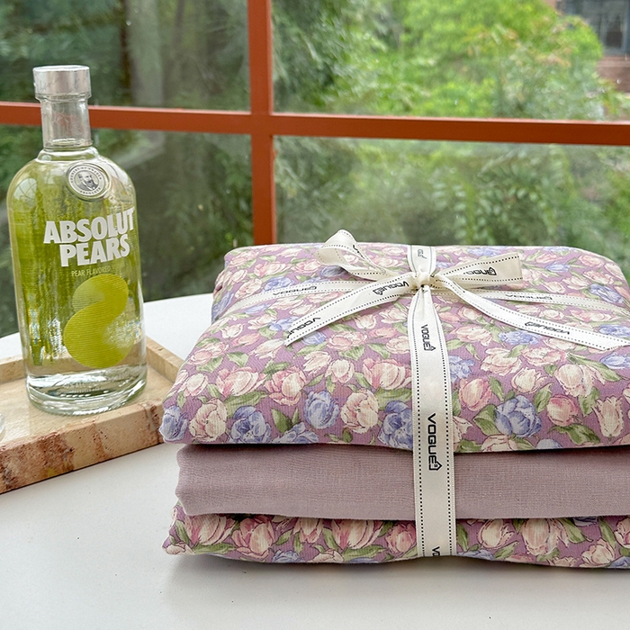 91家纺网 家纺一手货源 找家纺 麦伦 2024春夏新品全棉有氧双层纱印花系列四件套-叠拍图（2） 紫郁