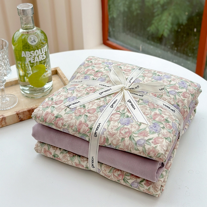 91家纺网 家纺一手货源 找家纺 麦伦 2024春夏新品全棉有氧双层纱印花系列四件套-叠拍图（2） 粉郁