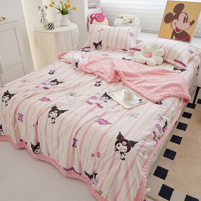 91家纺网 家纺一手货源 找家纺 一米阳光 2024新款卡通春夏棉加豆豆被 库洛米粉棉加豆豆被