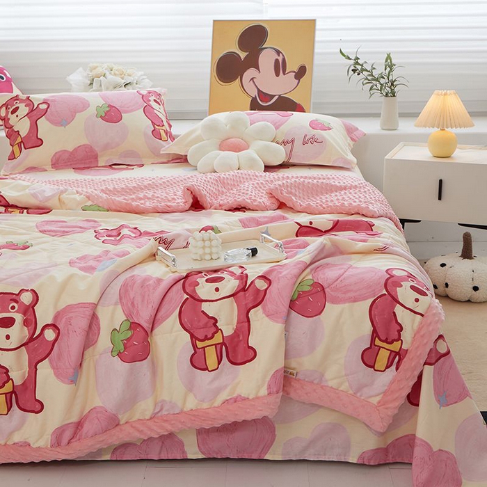 91家纺网 家纺一手货源 找家纺 一米阳光 2024新款卡通春夏棉加豆豆被 爱心草莓熊棉加豆豆被