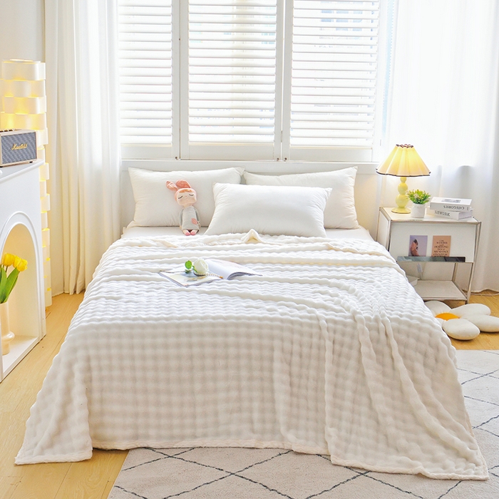 91家纺网 家纺一手货源 找家纺 启优家纺 2024新款仿兔毛泡泡绒毛毯兔兔绒毛毯法兰绒毛毯 奶白