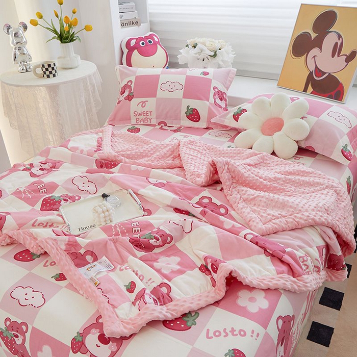 91家纺网 家纺一手货源 找家纺 一米阳光 2024新款卡通春夏棉加豆豆被 格子草莓熊棉加豆豆被