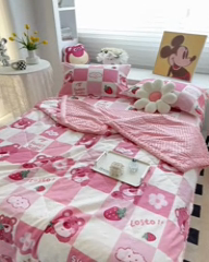 91家纺网 家纺一手货源 找家纺 一米阳光 2024新款卡通春夏棉加豆豆被 格子草莓熊棉加豆豆被