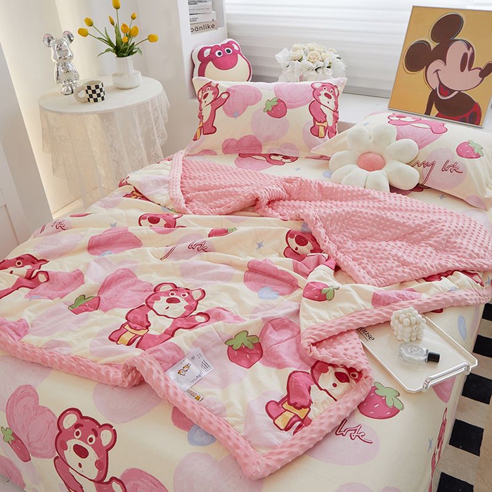 91家纺网 家纺一手货源 找家纺 一米阳光 2024新款卡通春夏棉加豆豆被 爱心草莓熊棉加豆豆被