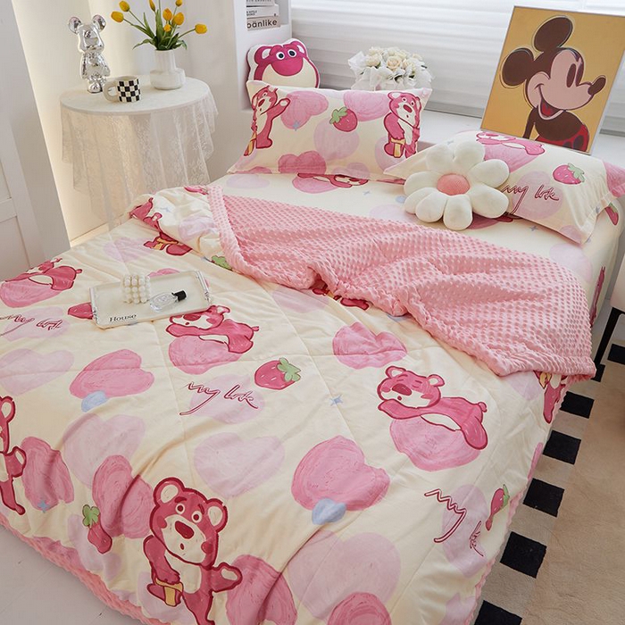 91家纺网 家纺一手货源 找家纺 一米阳光 2024新款卡通春夏棉加豆豆被 爱心草莓熊棉加豆豆被