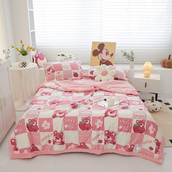 91家纺网 家纺一手货源 找家纺 一米阳光 2024新款卡通春夏棉加豆豆被 格子草莓熊棉加豆豆被