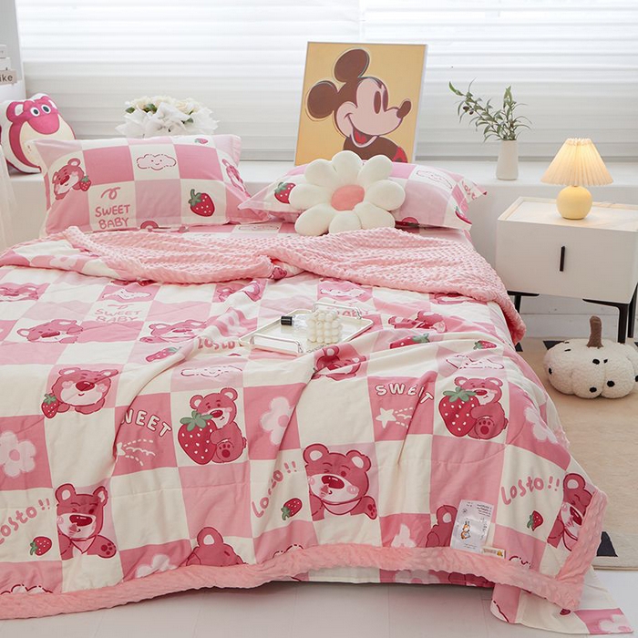 91家纺网 家纺一手货源 找家纺 一米阳光 2024新款卡通春夏棉加豆豆被 格子草莓熊棉加豆豆被