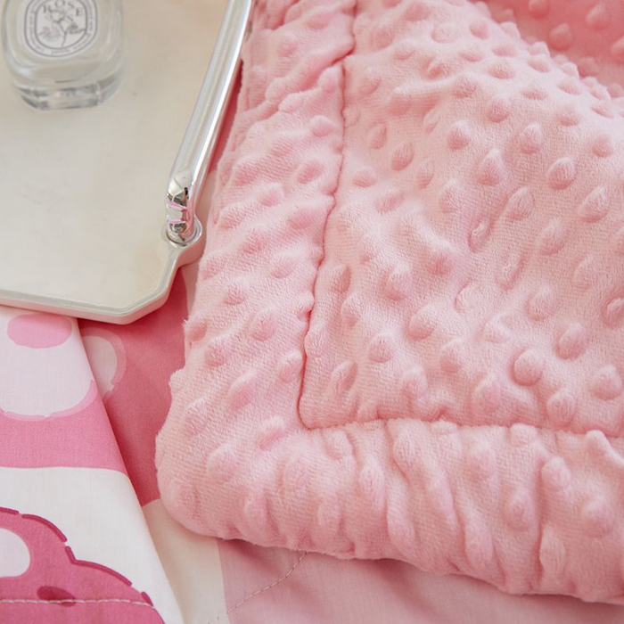 91家纺网 家纺一手货源 找家纺 一米阳光 2024新款卡通春夏棉加豆豆被 格子草莓熊棉加豆豆被