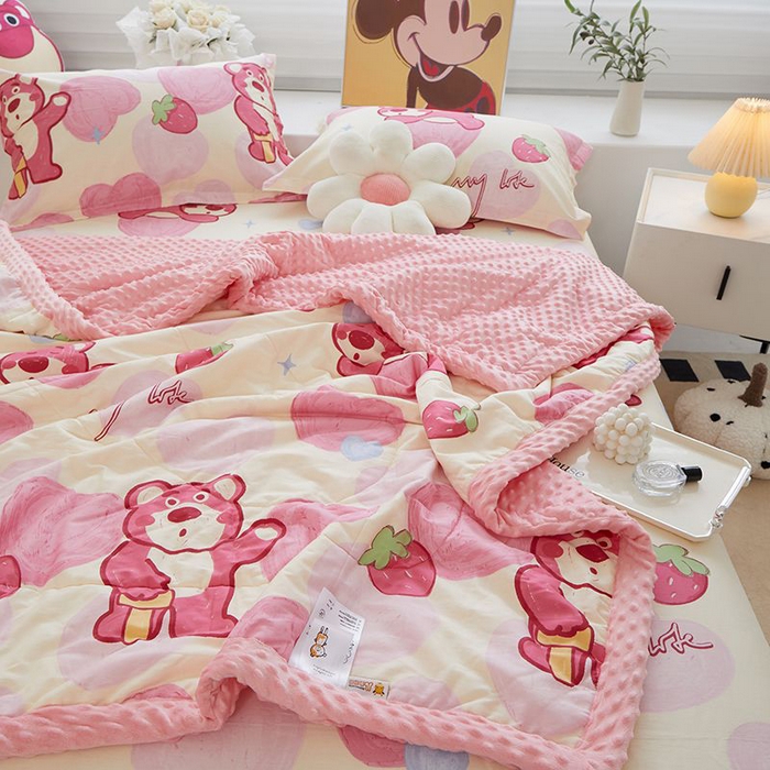 91家纺网 家纺一手货源 找家纺 一米阳光 2024新款卡通春夏棉加豆豆被 爱心草莓熊棉加豆豆被