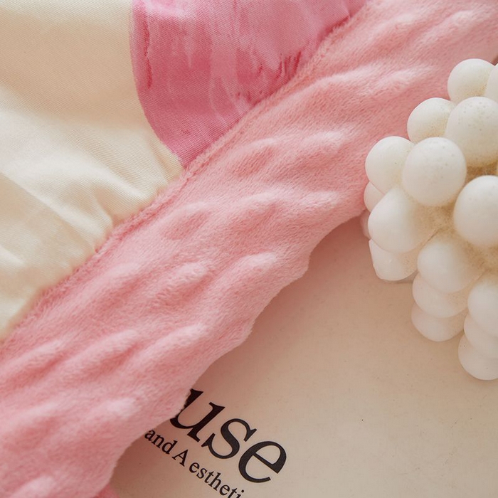 91家纺网 家纺一手货源 找家纺 一米阳光 2024新款卡通春夏棉加豆豆被 爱心草莓熊棉加豆豆被