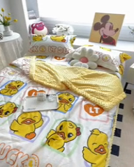 91家纺网 家纺一手货源 找家纺 一米阳光 2024新款卡通春夏棉加豆豆被 小黄鸭棉加豆豆被