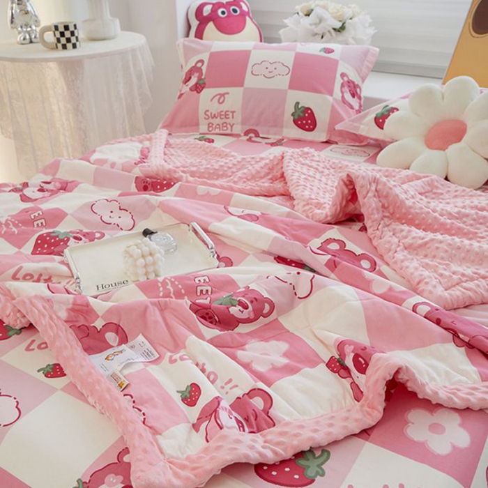 91家纺网 家纺一手货源 找家纺 一米阳光 2024新款卡通春夏棉加豆豆被 格子草莓熊棉加豆豆被