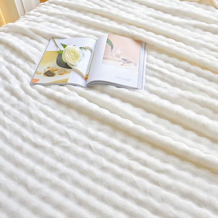 91家纺网 家纺一手货源 找家纺 启优家纺 2024新款仿兔毛泡泡绒毛毯兔兔绒毛毯法兰绒毛毯 奶白