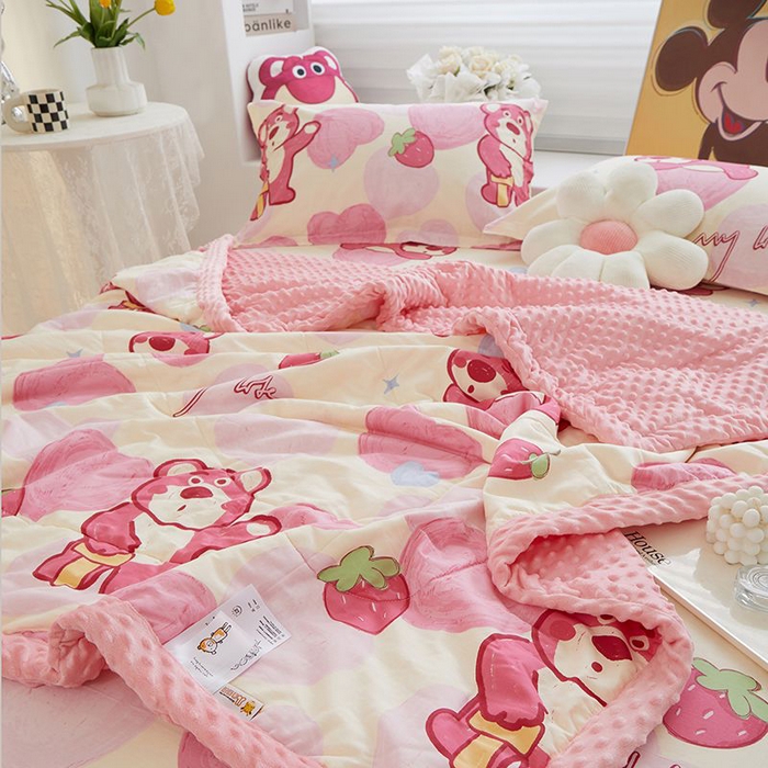 91家纺网 家纺一手货源 找家纺 一米阳光 2024新款卡通春夏棉加豆豆被 爱心草莓熊棉加豆豆被