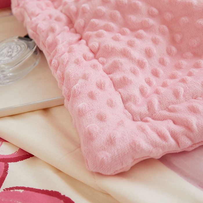 91家纺网 家纺一手货源 找家纺 一米阳光 2024新款卡通春夏棉加豆豆被 爱心草莓熊棉加豆豆被