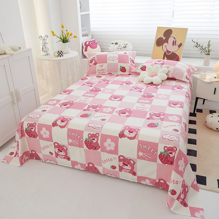 91家纺网 家纺一手货源 找家纺 一米阳光 2024新款卡通春夏棉加豆豆被 格子草莓熊棉加豆豆被