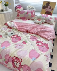 91家纺网 家纺一手货源 找家纺 一米阳光 2024新款卡通春夏棉加豆豆被 爱心草莓熊棉加豆豆被