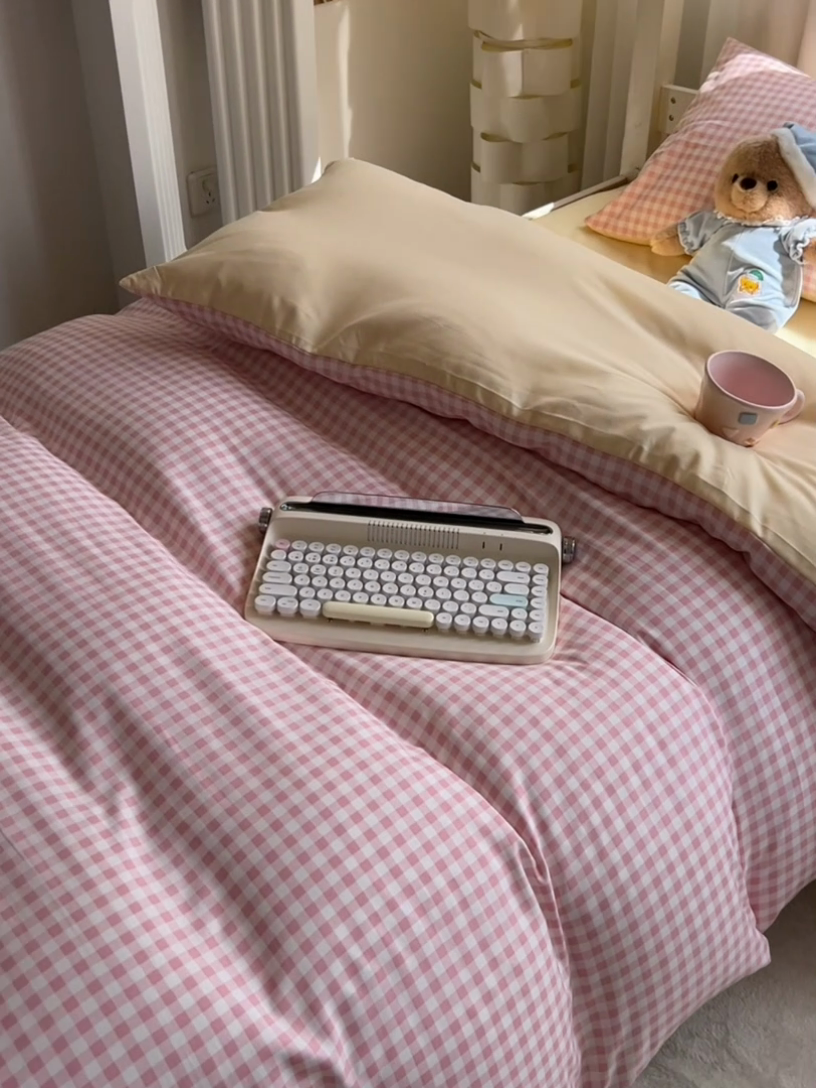 91家纺网 家纺一手货源 找家纺 眠帛家居 2024新款A类学生三件套奶油风小清新毛巾绣暖心系列水洗棉床上用品四件套 暖心-少女粉格