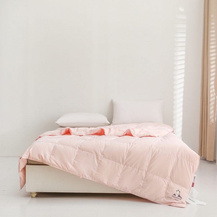 91家纺网 家纺一手货源 找家纺 俏企鹅 2025新款100支可水洗云柔棉羽绒被夏被夏凉被空调被子被芯 樱花粉