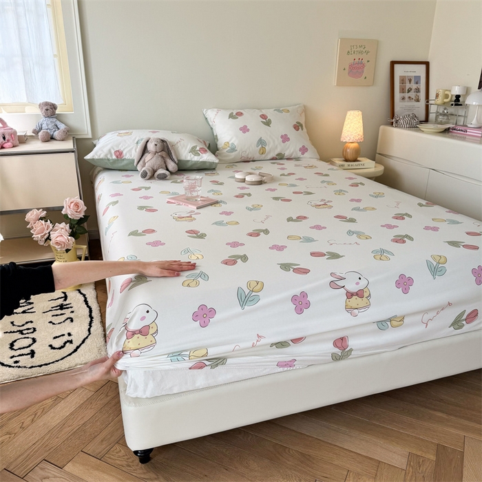 91家纺网 家纺一手货源 找家纺 名兮家居 2024新款全棉卡通印花床笠 春意恋