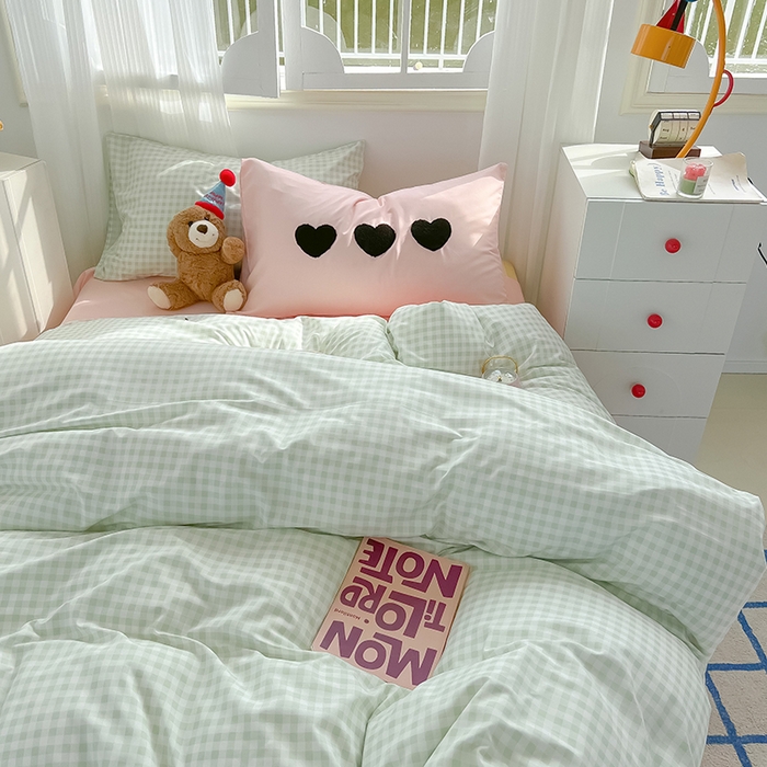 91家纺网 家纺一手货源 找家纺 眠帛家居 2024新款A类奶油风小清新毛巾绣暖心系列水洗棉床上用品三件套四件套 暖心-清新绿格