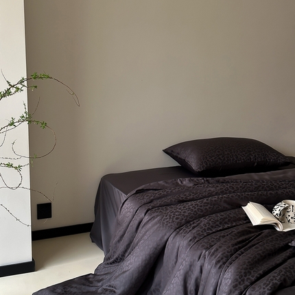 91家纺网 家纺一手货源 找家纺 2024新款60支兰精天丝系列四件套 卡戴珊黑