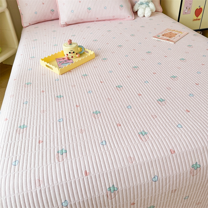 91家纺网 家纺一手货源 找家纺 沐辰 2024新款13372正反全棉印花床盖 点点草莓