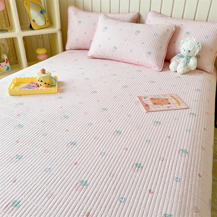 91家纺网 家纺一手货源 找家纺 沐辰 2024新款13372正反全棉印花床盖 点点草莓