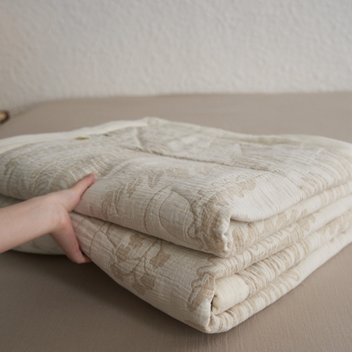 91家纺网 家纺一手货源 找家纺 2024新款亚麻大提花全新系列多功能夏被 铃兰颂米白色-包边款