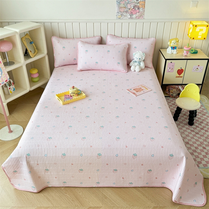 91家纺网 家纺一手货源 找家纺 沐辰 2024新款13372正反全棉印花床盖 点点草莓